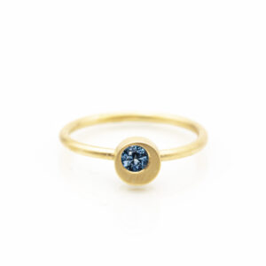 Guld ring blå safir