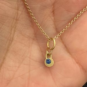 Perfect Imperfection guldvedhæng med safir