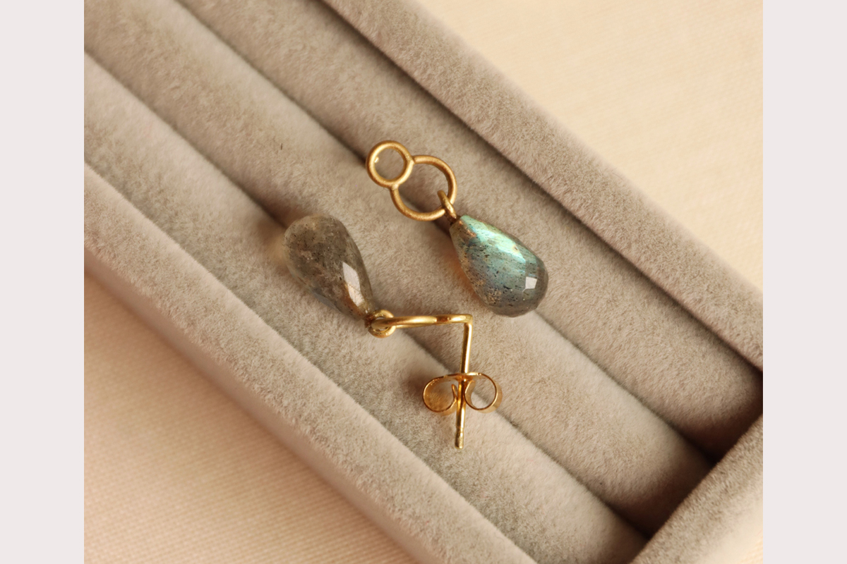 Bobler guldørering med smukke labradorit