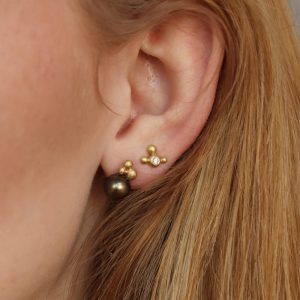 Cumulus gold earrings with Tahitian Pearls